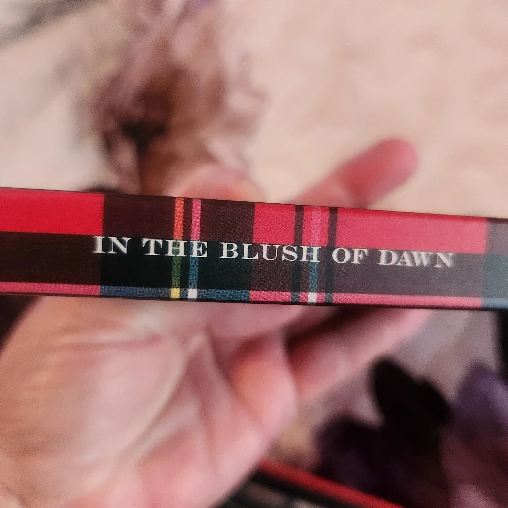 New Avon Iconic Beauty Classic Collection - Picture 12 of 14